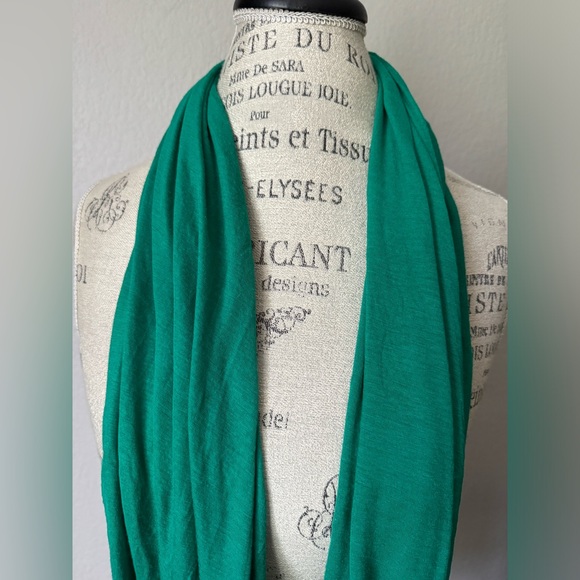 GAP Green Infinity Scarf - Picture 3 of 6